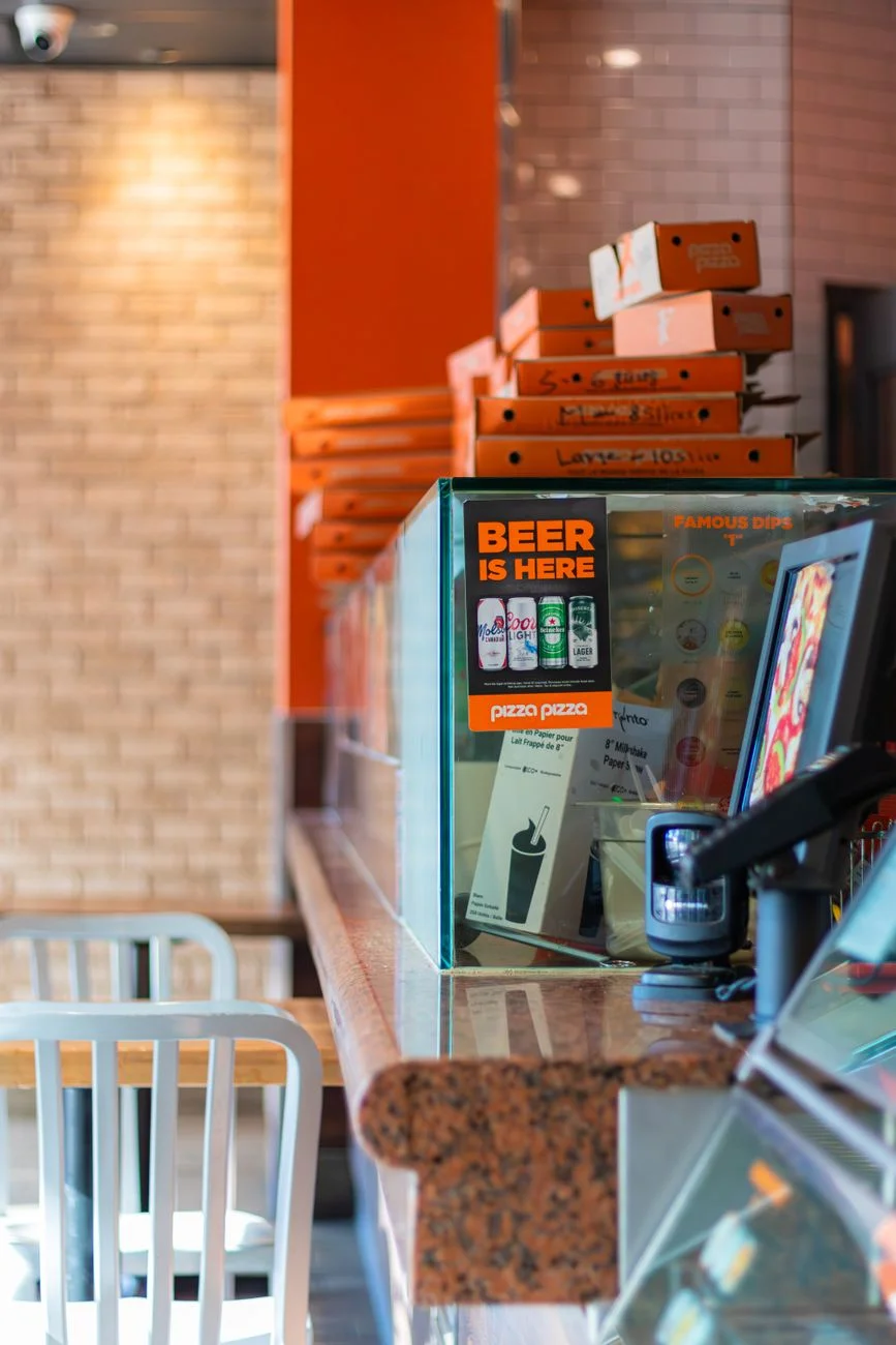 An open pizza box with a fresh pizza sitting on a kitchen counter